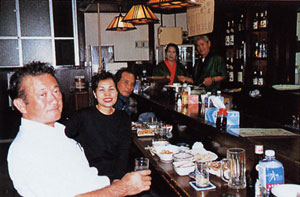 日本の島再発見_沖縄県_大東諸島_南大東島_手前又吉一三さんと小鉄(居酒屋ちょうちん)