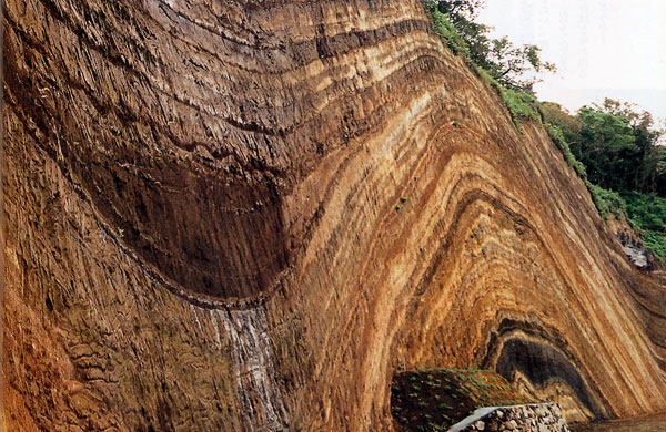 日本の島再発見_東京都_伊豆諸島_伊豆大島_地層切断