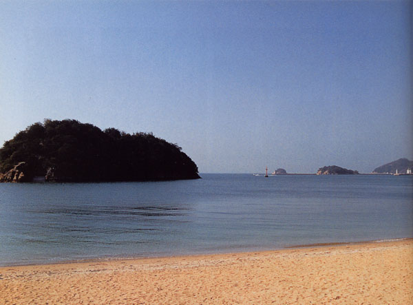 日本の島再発見_広島県_仙酔島_宿舎前の春の海