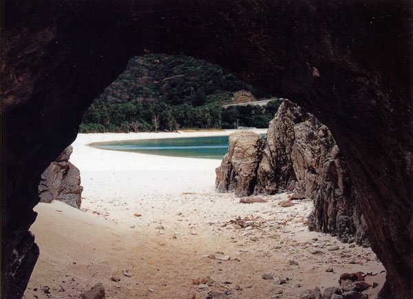 日本の島再発見_沖縄県_慶良間諸島_渡嘉敷島_渡嘉敷島のアーチ形の岩