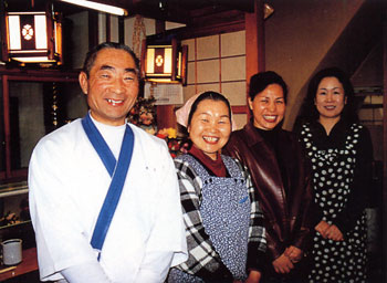 日本の島再発見_宮城県_大島_松の寿司左から小松裕次郎さん、まさ子さん、小鉄、千葉さん