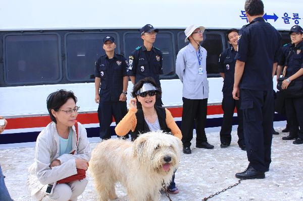 地球の島めぐり_韓国_鬱陵島_小鉄・犬と警察官の記念撮影