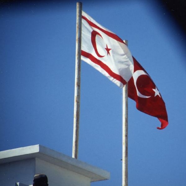 白色北キプロス・トルコ共和国の国旗赤色　トルコ共和国の国旗