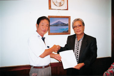 日本の島再発見_著者とナカムラ大統領