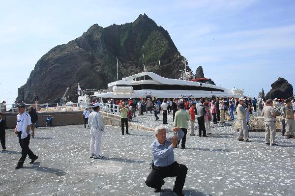 地球の島めぐり_韓国_鬱陵島_桟橋は韓国人観光客で賑う