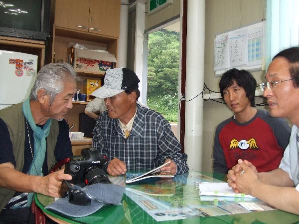 地球の島めぐり_韓国_鬱陵島_筆者-南さん-孫さん-黄課長