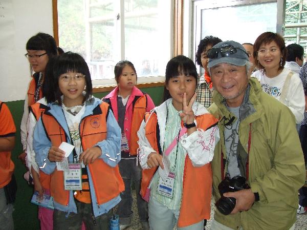 地球の島めぐり_韓国_鬱陵島_本土からの中学生と記念写真