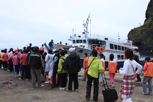 地球の島めぐり_韓国_鬱陵島_遊覧船に乗船待ちをする小鉄