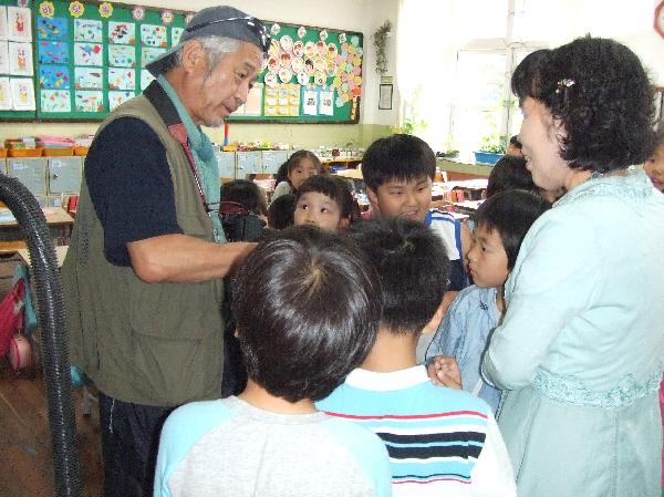 地球の島めぐり_韓国_鬱陵島_先生の前がマミさんの子供