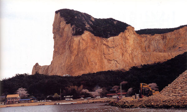 日本の島再発見_兵庫県_家島群島_家島_島の半分が削り取られた岩肌